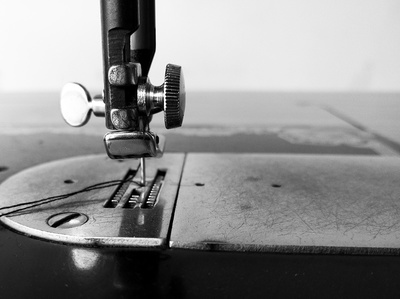 縫紉機的年代 時光的針腳與工業(yè)的詩意